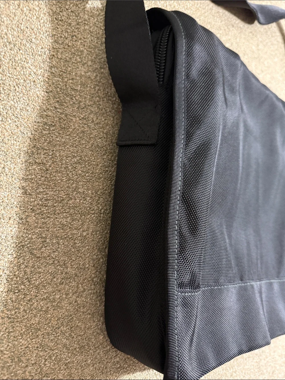 Targus Laptop Bag in Black W/ Shoulder Strap & Handle Magnetic Flaps Padded